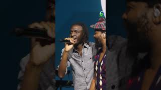 Sjava performing “Umbayimbayi” with a blind fan at the 2025 #MahindraFusionFest