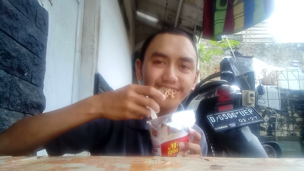 Vlog sambil makan mie goreng
