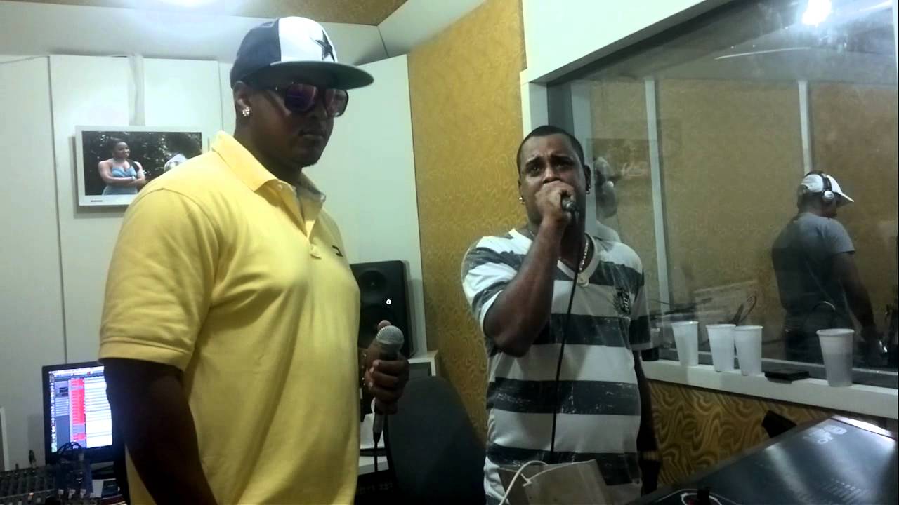 XEXÉU E ROBSÃO GRAVANDO A MÚSICA BEIJA FLOR.mp4