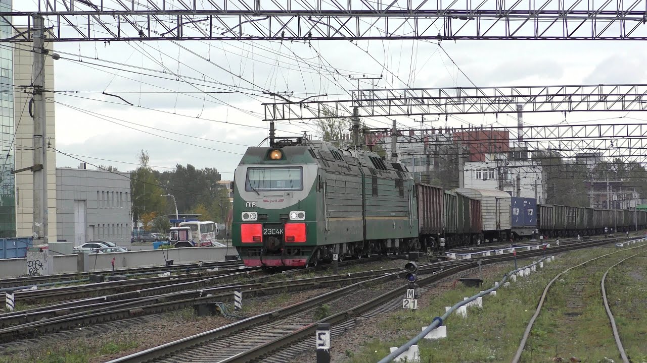 Электровоз 2ЭС4к-018 с грузовым - YouTube