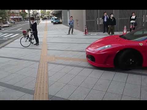 フェラーリが自転車に突っ込む？！危ない【クルマ】