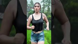 Gadis Berlari Dengan Perasaan Bingung  Hujan Deras Lagi fyp short ai