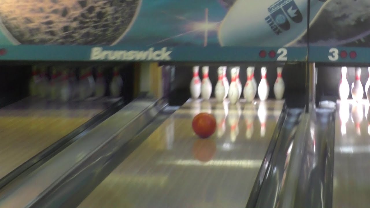Чувак выбивает страйк в боулинге!