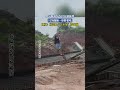 男子踩着吊车挂在树林里,只为能摘一串野果吃,网友:回去把&ldquo;十不吊&rdquo;抄50遍。 #共鳴  #大熱門