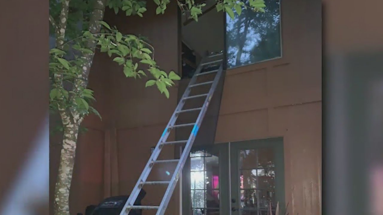 2 hospitalized after Oregon City duplex fire