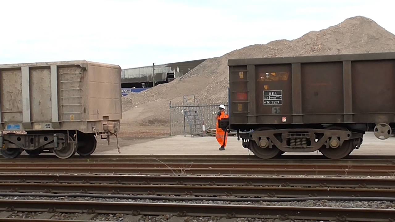 Db cargo 59205 shunts at newhaven day aggregates 01 08 16 youtube