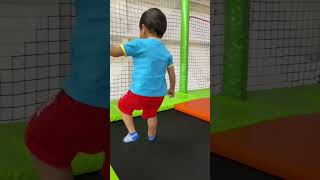 Niño Saltando. Kid Jumping. Kids Having Fun.