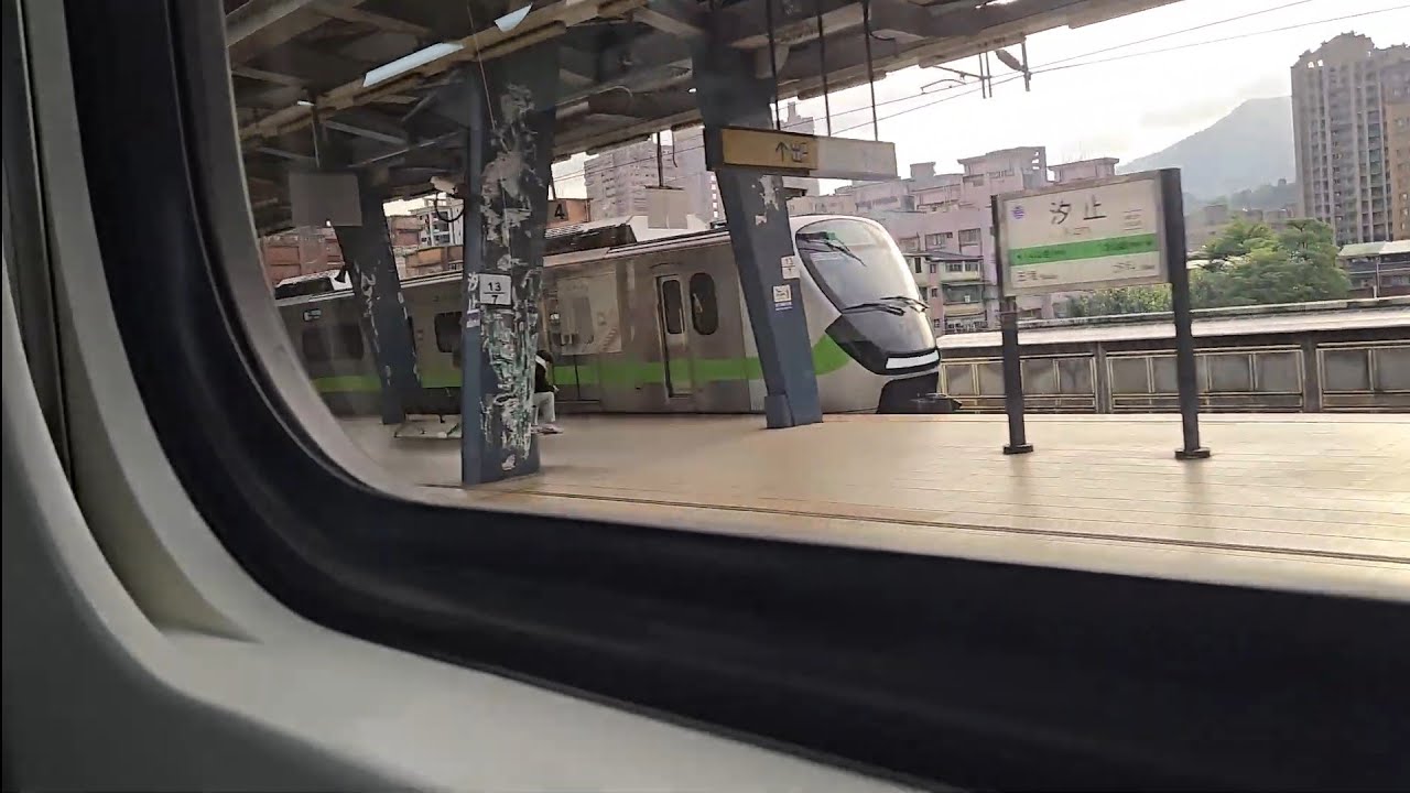 1137次基隆發車經由山線開往苗栗的銀綠色微笑號EMU900型十輛一編組EMU924區間車，和4113次蘇澳發車經由宜蘭線開往樹林的EMU700型八輛二編組EMU738+EMU737阿福號區間車