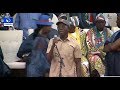 VIDEO: Oshiomhole Booed, Stoned At Buhari’s Rally In Ogun