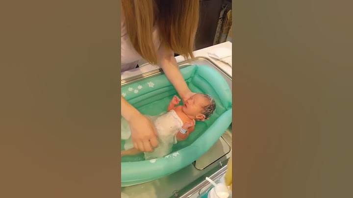 母、初めての沐浴　双子　一卵性双生児