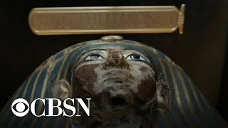 Egyptian mummies transported in lavish parade