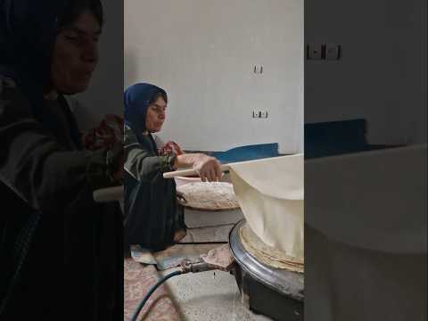 The masterpiece of a nomadic woman: the pleasure of tasting local bread on a rainy day