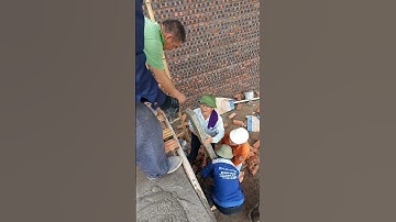 Khiêng lanh tô lên giàn giáo