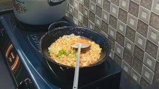 makan malam pakek mie instan 😂besok makan ayam😋