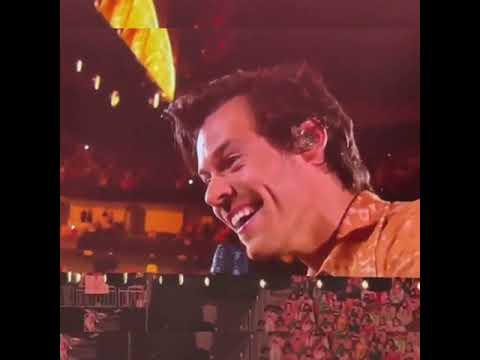 Harry Styles helping fan to come out, Lisa She's Gay in Milwaukee Love on Tour 3/11/2021