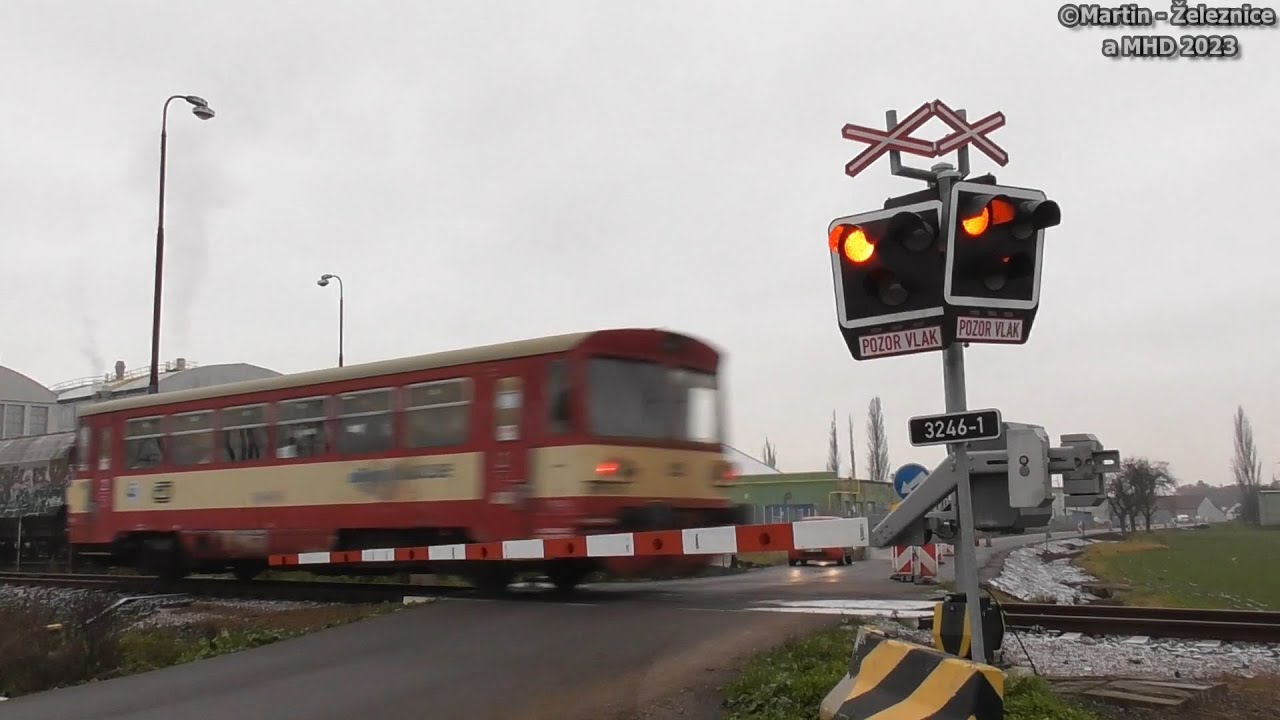 železniční přejezd Městec Králové - P4592 / 10.12.2022 / Czech railroad crossing.