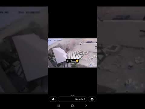 عجه طيرت الباب و المظلة ماتحركت