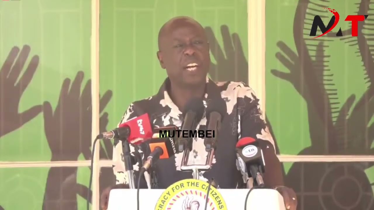 Ухуру — мой брат! Стоит ему прикоснуться? Я тебя накажу! — предупреждает Гачагуа союзника Рутоса.