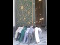 عشرة أشخاص لايستطيعون إغلاق دلفة أكبر باب في العالم بالحرم المكي الشريف