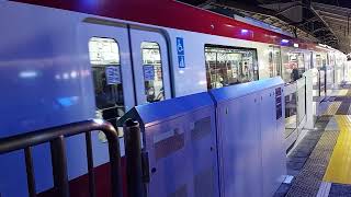 京急1000形1433編成+1417編成　エアポート急行羽田空港行き　京急鶴見駅発車