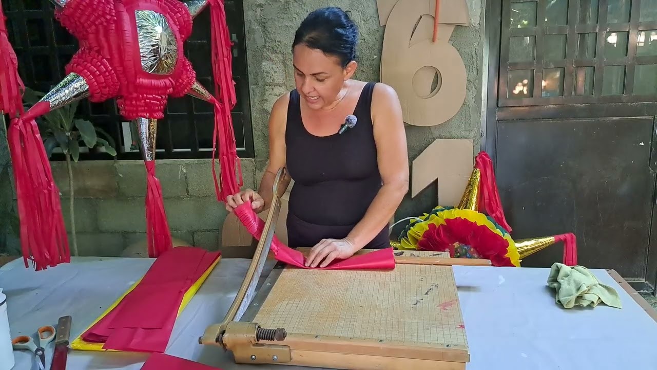 Cortando papel para piñatas