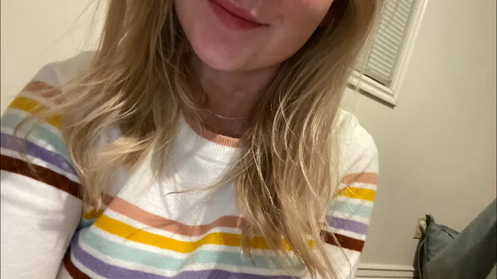 ASMR what’s in my makeup bag? (tapping, scratching, rummaging sounds)