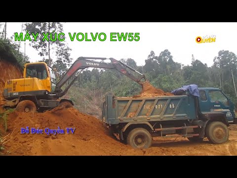 Video Máy xúc đào bánh lốp Volvo EW55 đào múc đất Ô tô ben... - youtube