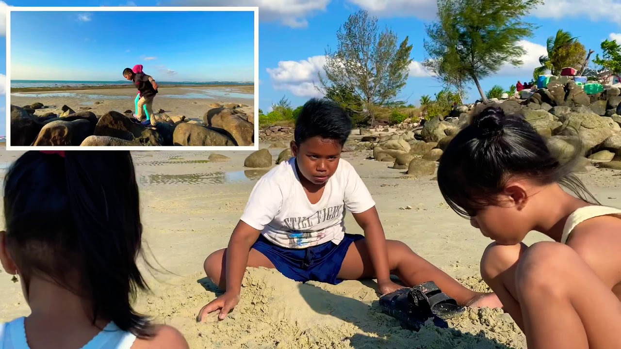 Keceriaan Anak  di  Pantai  Bintang Laut dan Umang Umang 