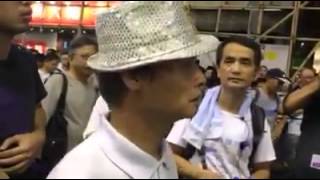 20141004 有出席陳淨心舉辦旺角街頭論壇的藍絲帶人士,向在場維持秩序的警員說「我係幫你架」,要求警員多謝自己,更恐嚇本報記者「邊個影我相就冇面畀」。(轉載, backup)