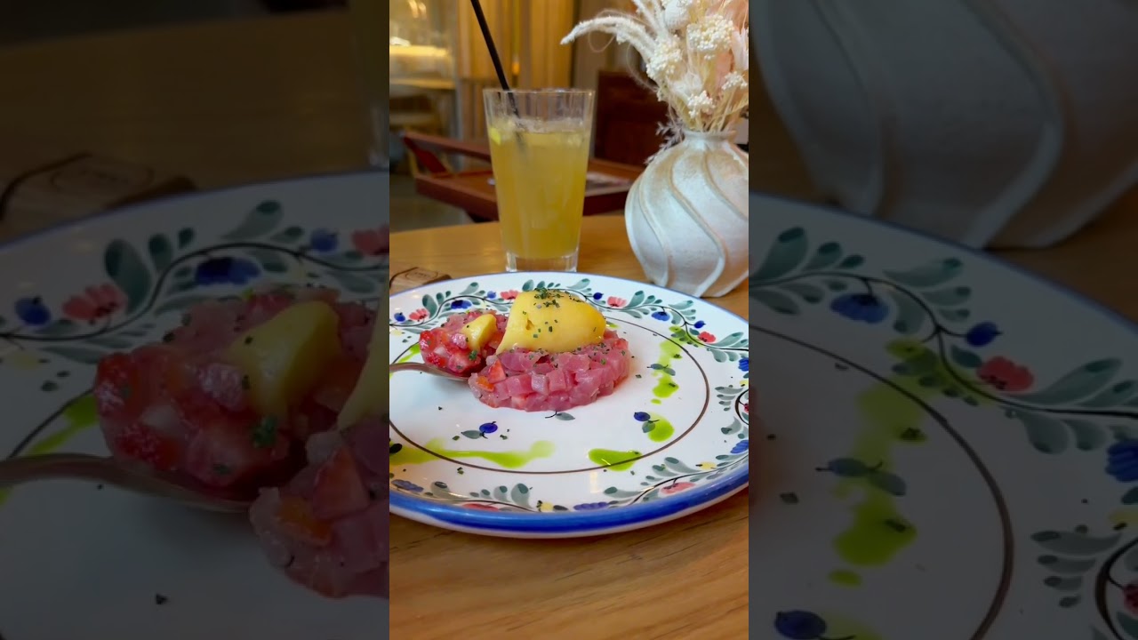 Тартар из тунца с клубникой и сорбетом из маракуйи в UVA (690 ₽) 