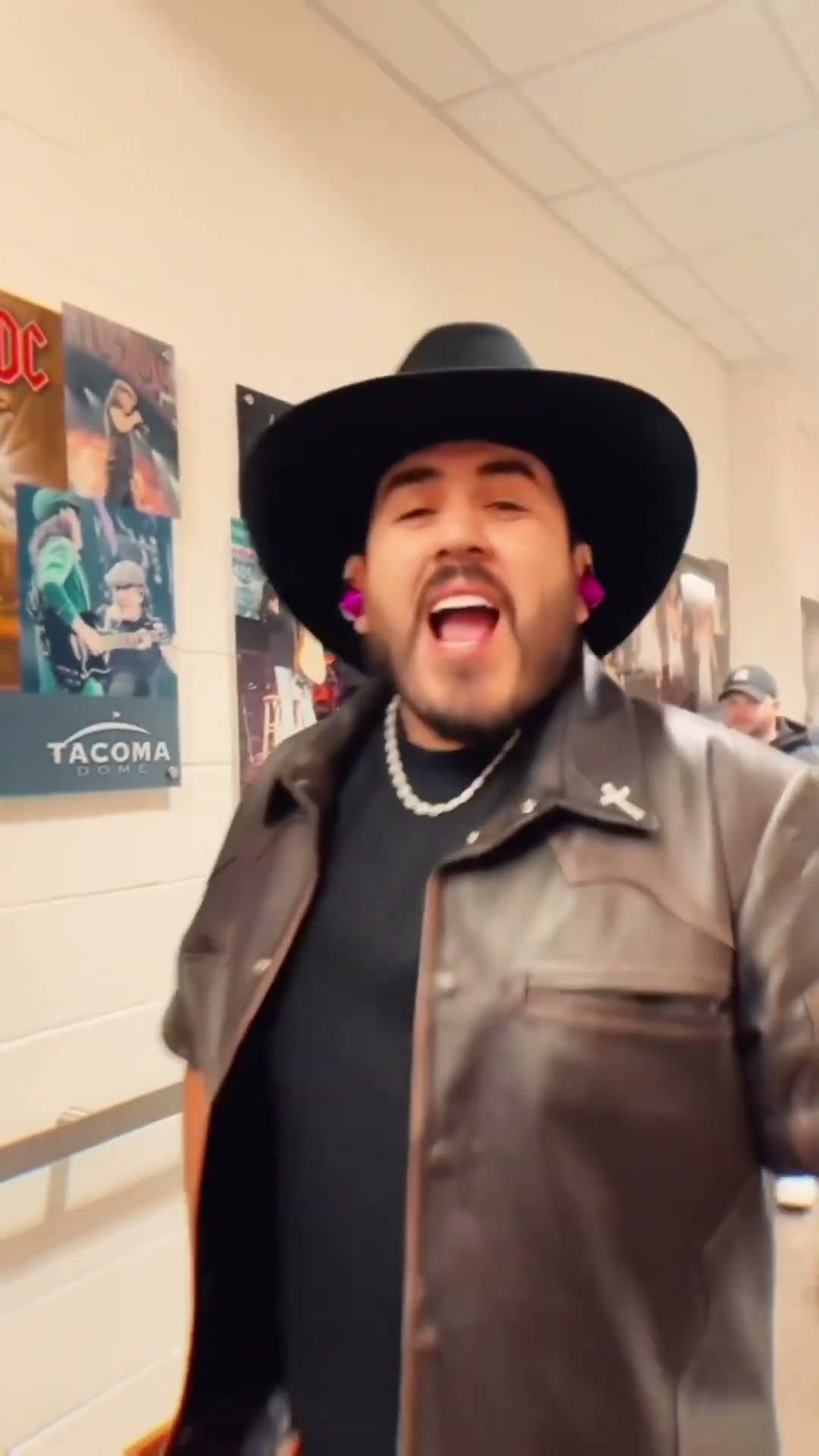 POV: Vas camino a tu lugar en el concierto y nosotros vamos bien nerviosos ??? #GrupoFrontera