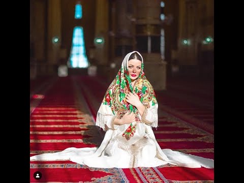 جيهان هاشم على سطح مسجد