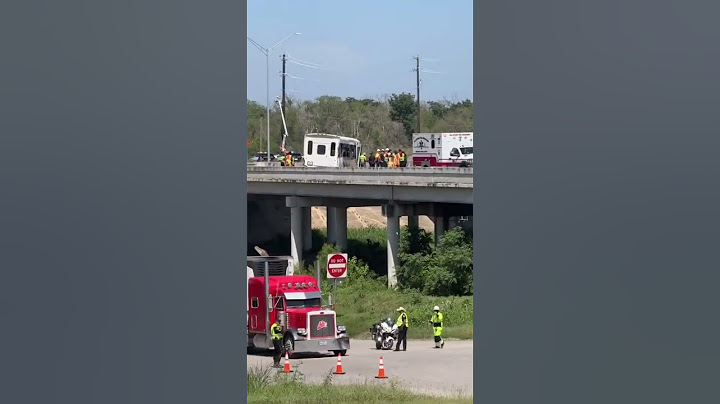 2 dead, 21 injured in multi-vehicle crash involving small bus on I-35 on Southwest Side, SAFD says