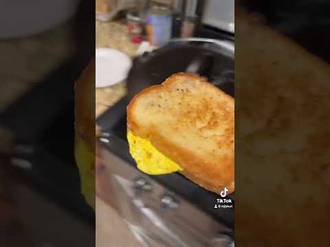 Easy egg sandwich asmr #asmr #egg #eggsandwich #castironcooking @Matt_Does_How_To