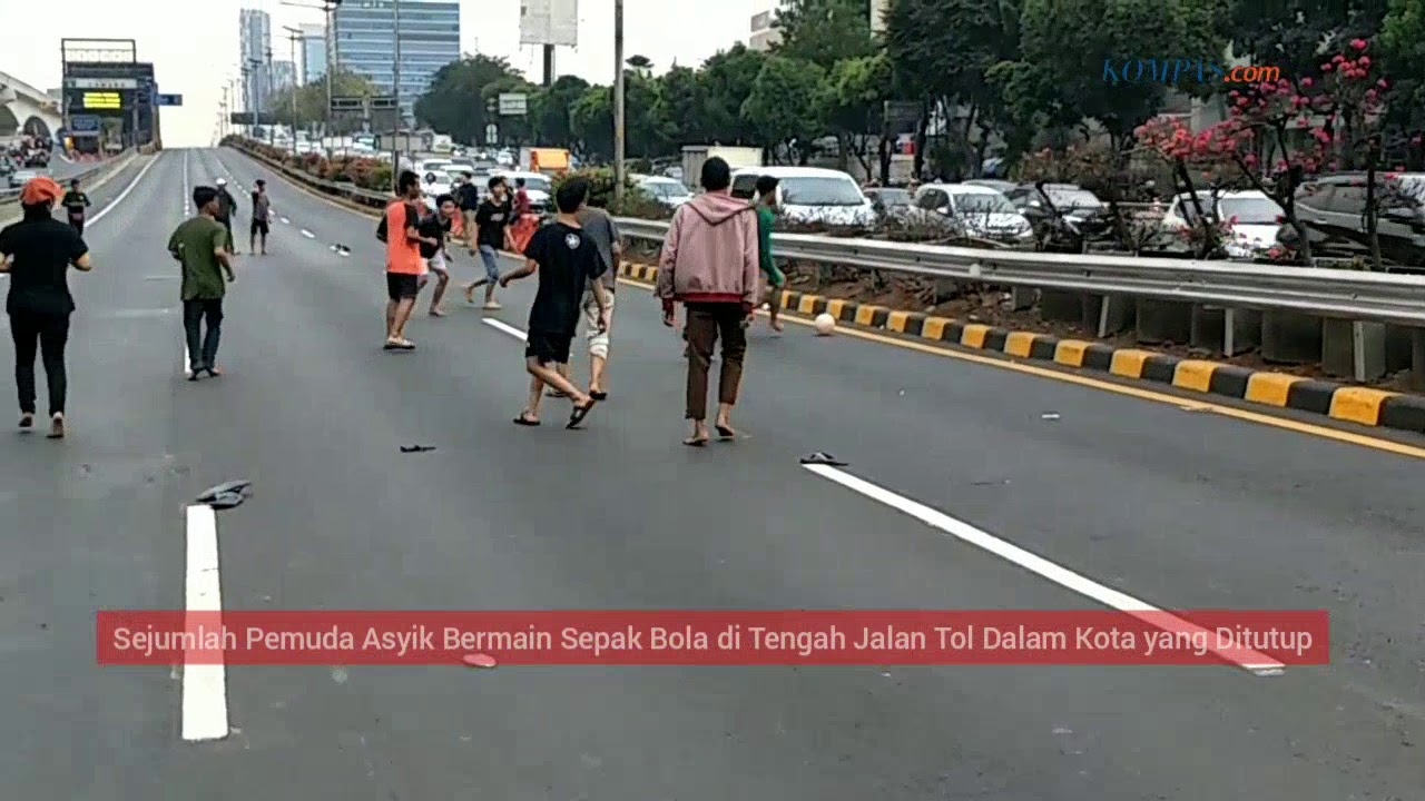  Sejumlah Pemuda Bermain Sepak Bola di Tengah Jalan Tol yang Ditutup