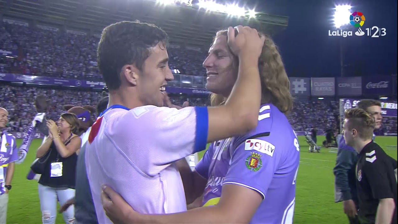 El Real Valladolid celebra el ascenso a Primera División - YouTube
