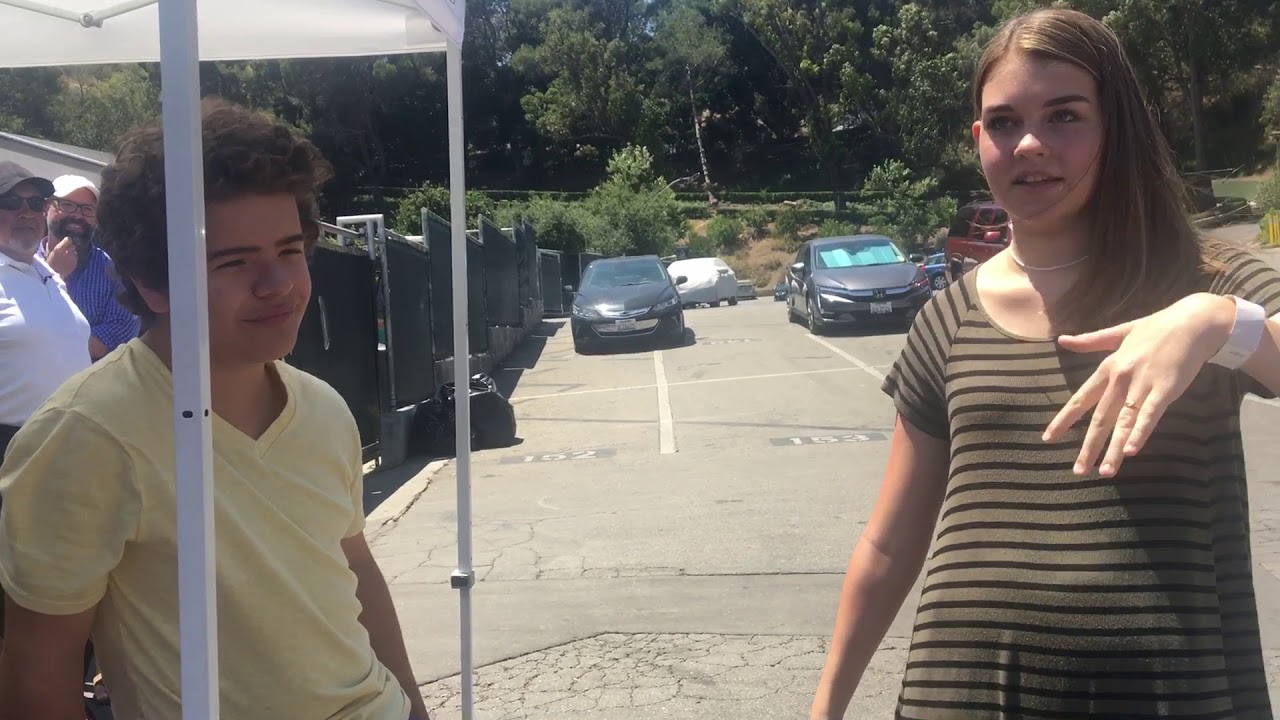 Gaten sings Neverending Story with Lucky Fan (Katie) bekijken op YouTube Gaten sings Neverending Story with Lucky Fan (Katie) bekijken op YouTube