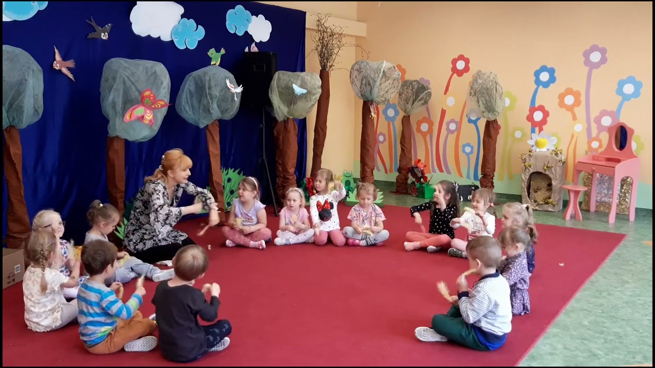 Zabawa muzyczna dla maluszka z piórkami - Wielkanoc . Centrum Edukacji Anna Machmar