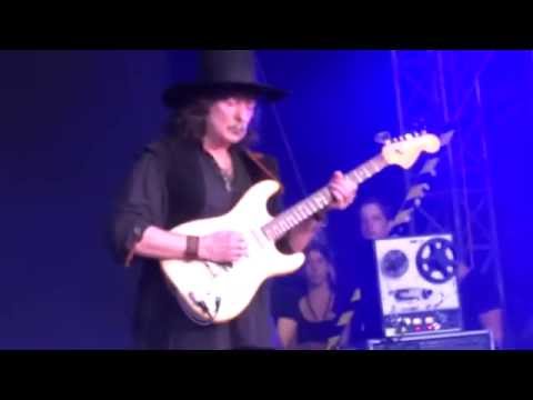 2016/06/18 Ritchie Blackmore' Rainbow opens the show with Highway Star.