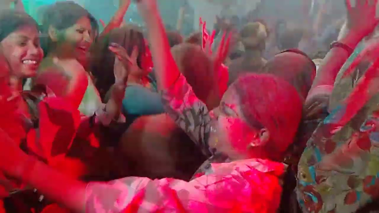 मंदिर में होली का आनंद, राधा-कृष्ण संग भक्तों की मस्ती