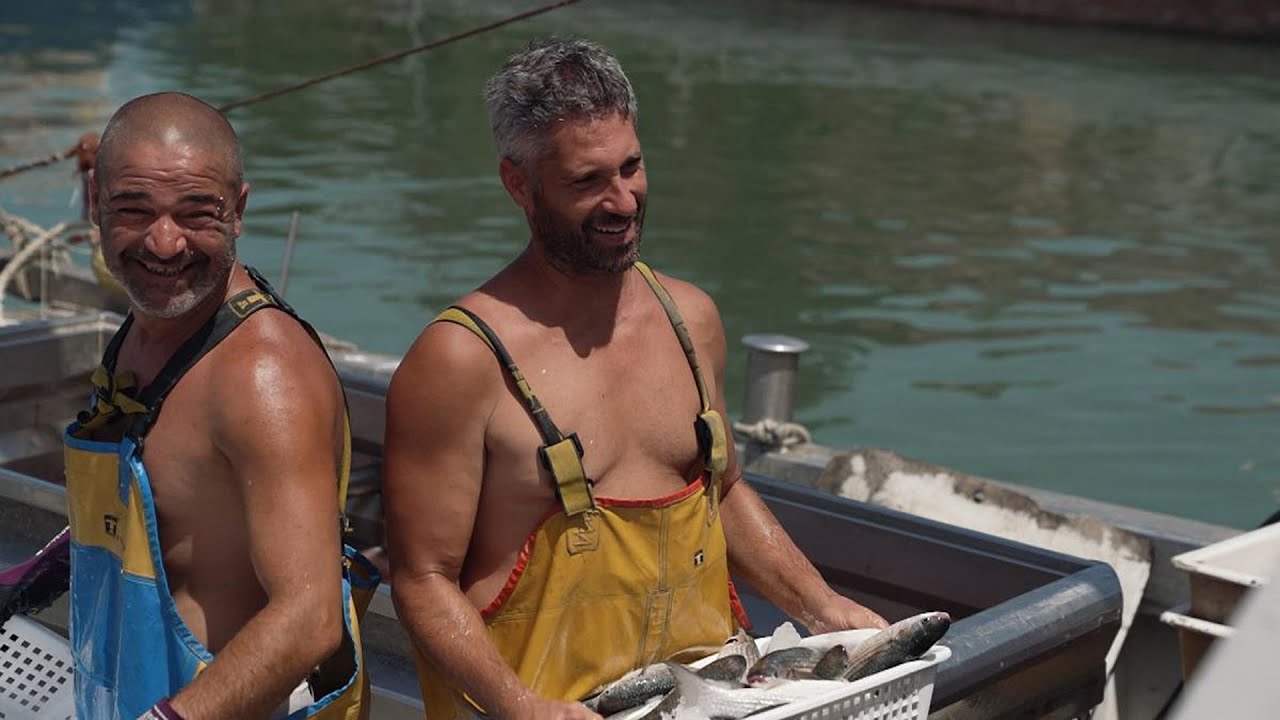 уходит рыбак. рыбак в лодке. уходит рыбак. уходит рыбак. рыбак тверь ушел под воду.