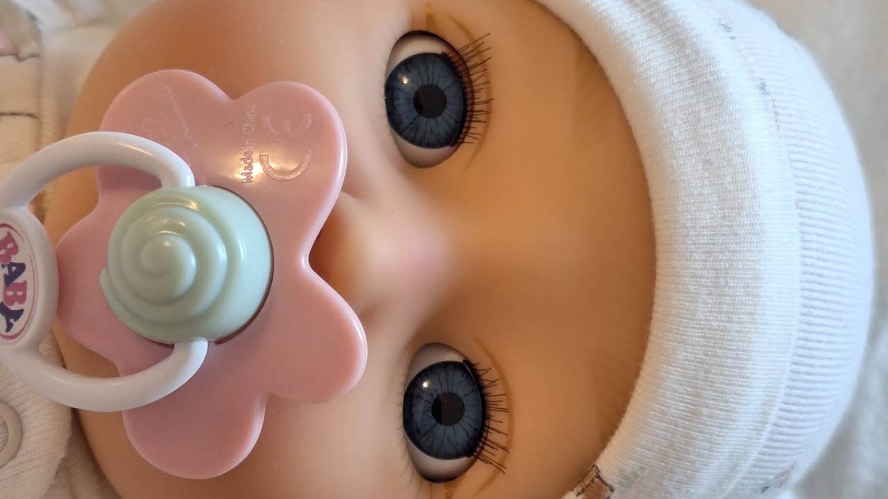 Первая смена подгузников у моей новой куклы и небольшая экскурсия по моей детской комнате вне дом...