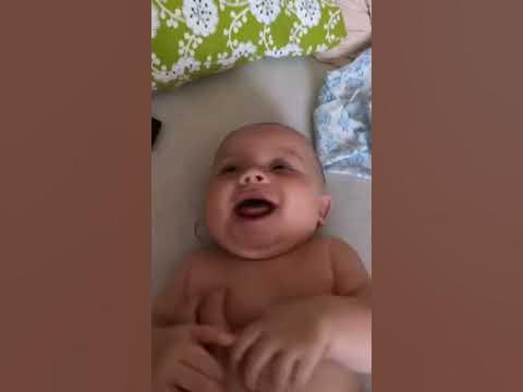 Толстый малыш смеется когда его трогают - YouTube