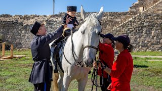 В Бендерской крепости прошёл обряд посадки казачат на коня