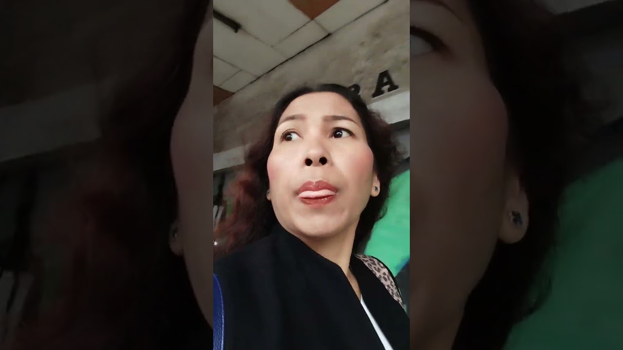 Kalu siang banyak pedagang kaki lima di lorong ruko kota Bandung