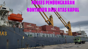 PROSES PEMBONGKARAN KONTAINER DARI KAPAL BARANG