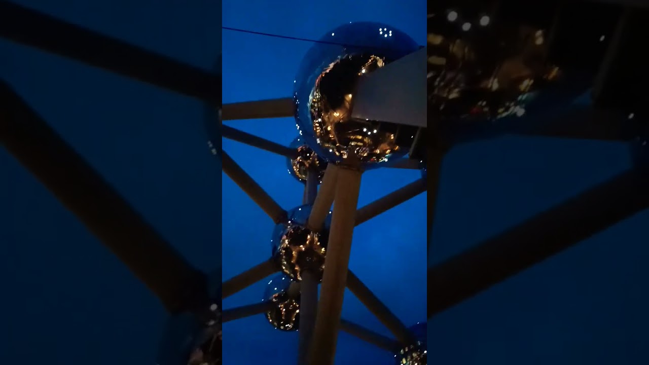 Atomium at night, all blinking and lit! #brussels #belgium #atomium #brussel #goodvibes #goodlife