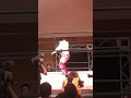 女子プロレスチャンピオン格好よく…転ぶ？