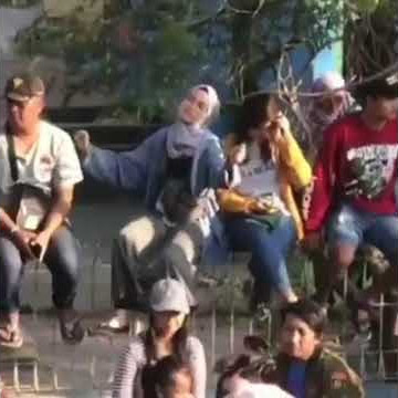 Cwek cantik joged santuy di atas pagar