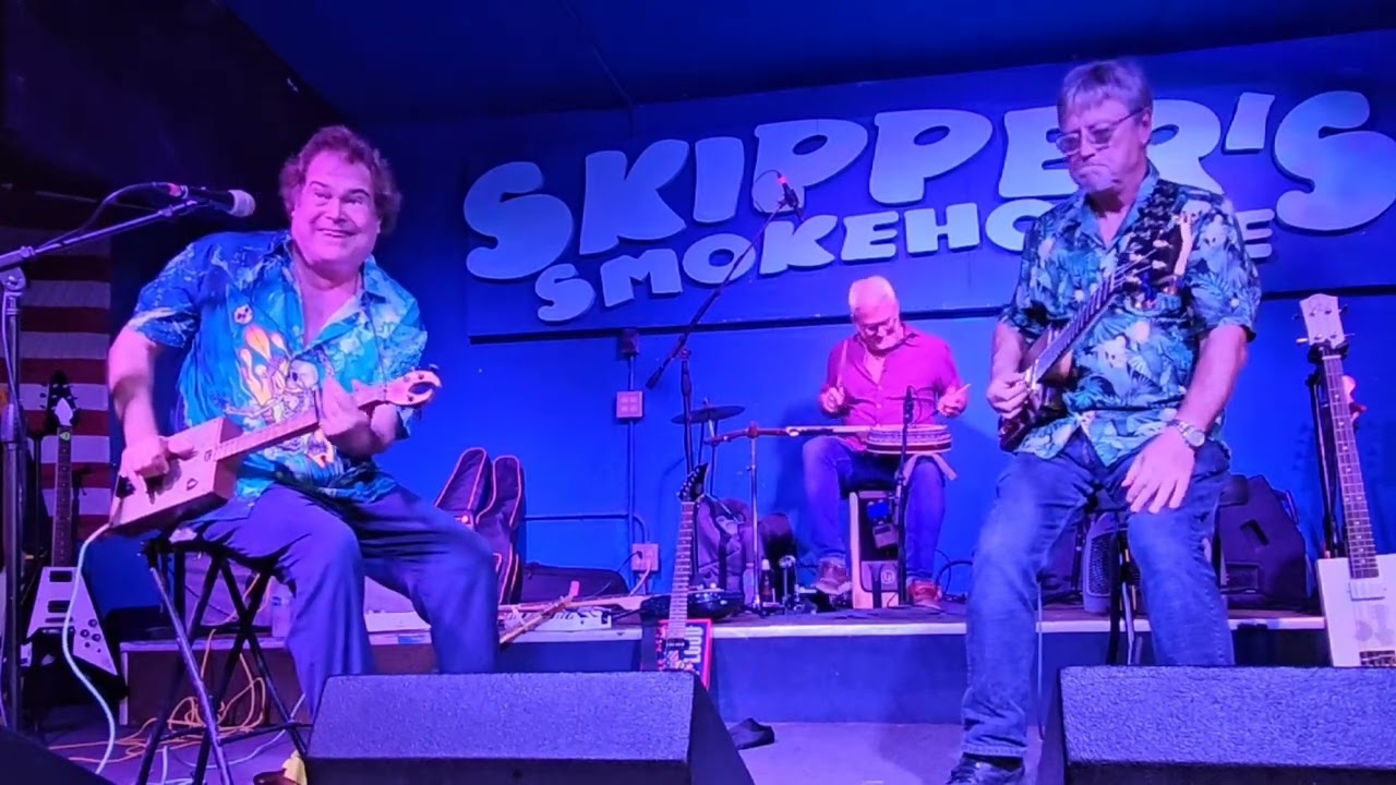 Cigar City Boxers Version Of The ZZ Top Song Jesus Just Left Chicago Played On Cigar Box Guitars auf YouTube ansehen Cigar City Boxers Version Of The ZZ Top Song Jesus Just Left Chicago Played On Cigar Box Guitars auf YouTube ansehen